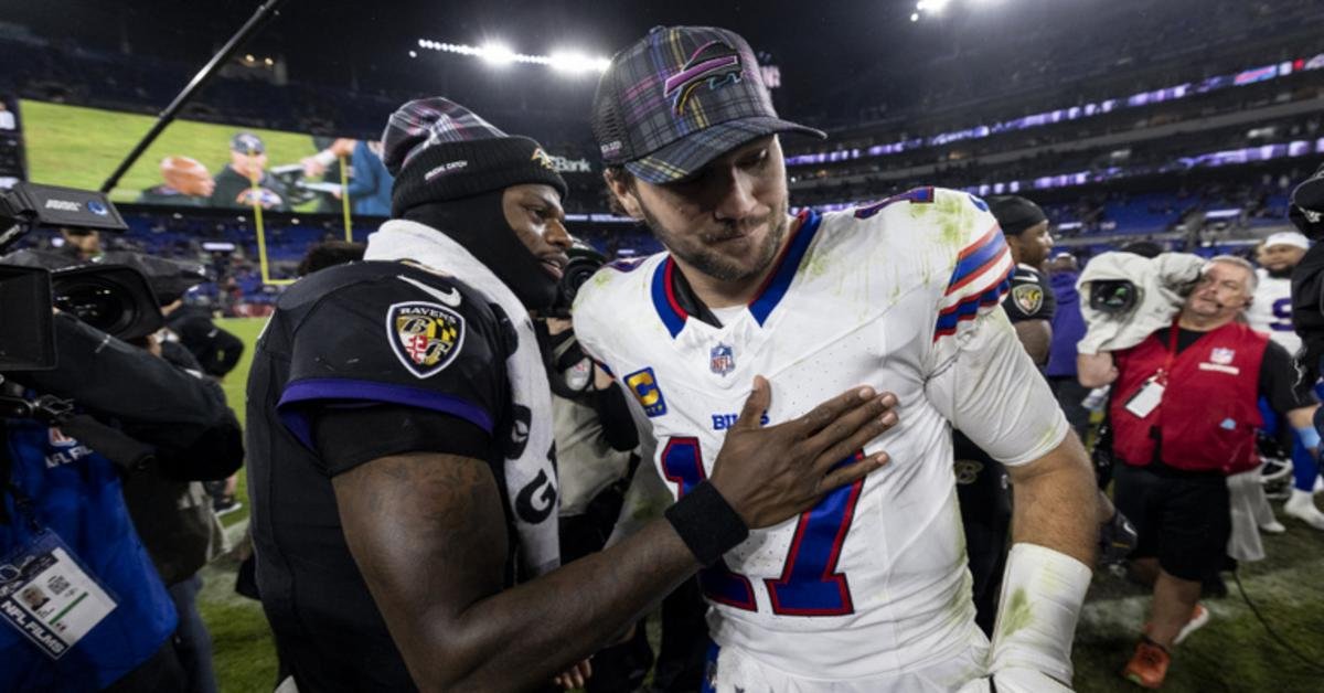 Lamar Jackson és Josh Allen az év amerikaifutballistái között